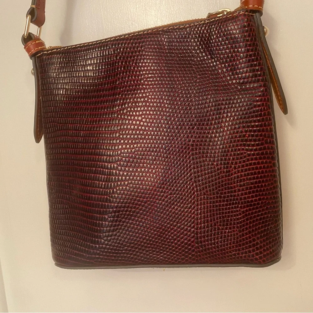 DOONEY & BOURKE BAG SHOULDER DARK RED TEXTURED CROC LOOK & BROWN LEATHER ZIPPER